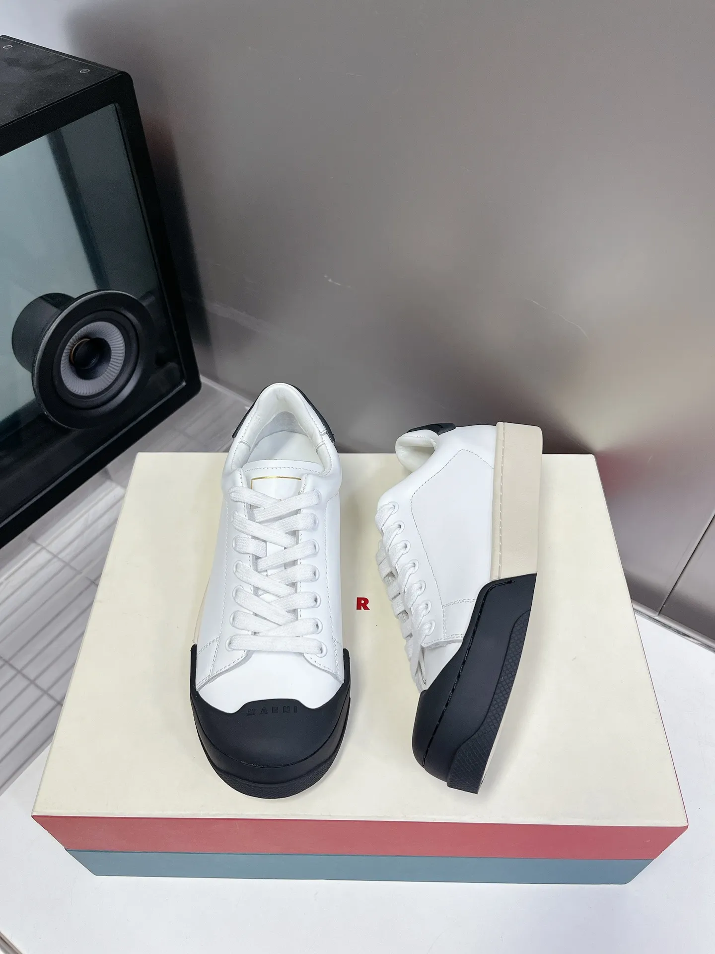 👟👟Ex-factory price 520👟👟 MARNI Mani DADA BUMPER series casual sports shoes shell toe biscuit shoes white shoes. The front and back of the shoes are equipped with rubber protective layers. On the one hand, it increases the wear resistance of the shoes. On the other hand, MARNI uses its good color combinations here. BUMPERs of different colors become the finishing touch of the white shoes, improving the fashion. The uppers are handmade from soft Italian calfskin, which has excellent breathability and elasticity. The special waffle sole (with a diamond pattern like a waffle) is more lightweight, non-slip and wear-resistant. Exquisite packaging at the delivery counter 🛍📦 ▪️Fabric: Original customized imported first-layer cowhide ▪️Inner lining: Original imported soft sheepskin ▪️Sole: Original molded TPU outsole ▪️Sole thickness: 3CM ▪️Size: 35-40